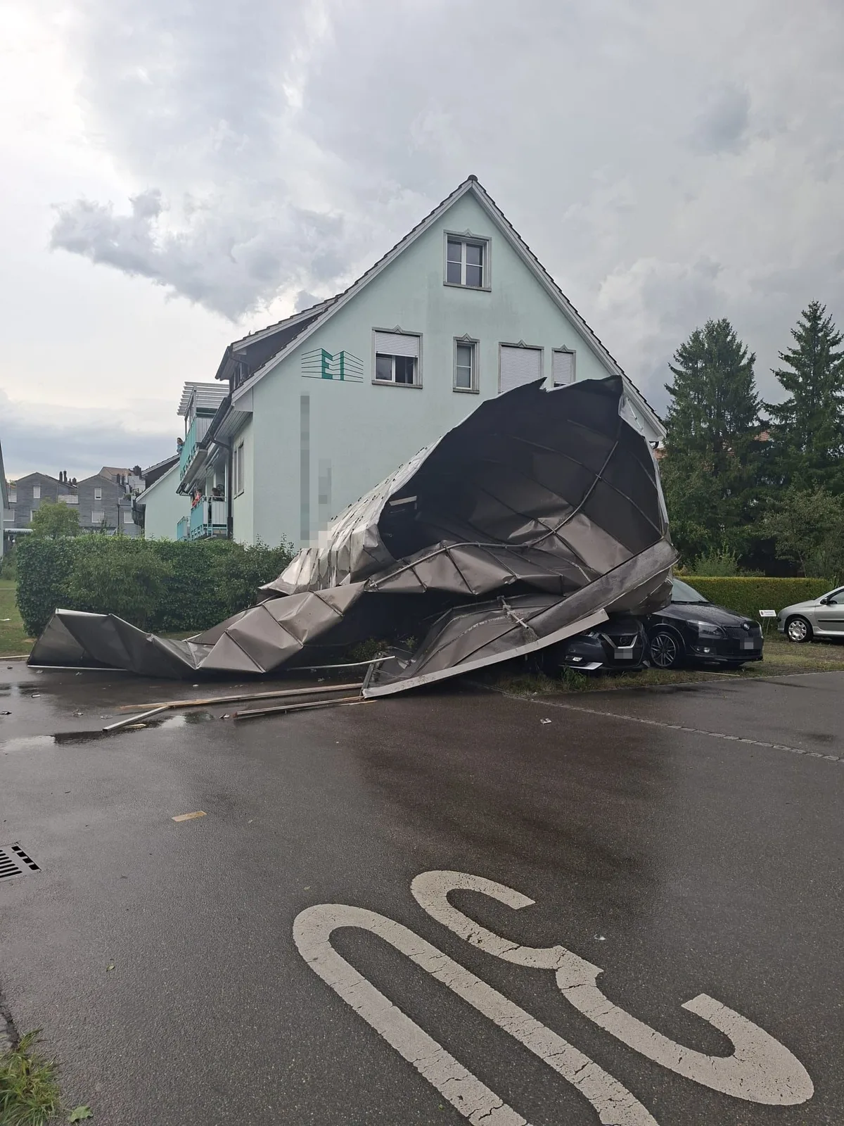 In Effretikon räumte der Wind ein Dach ab. Man sieht ein Dach auf der Strasse.